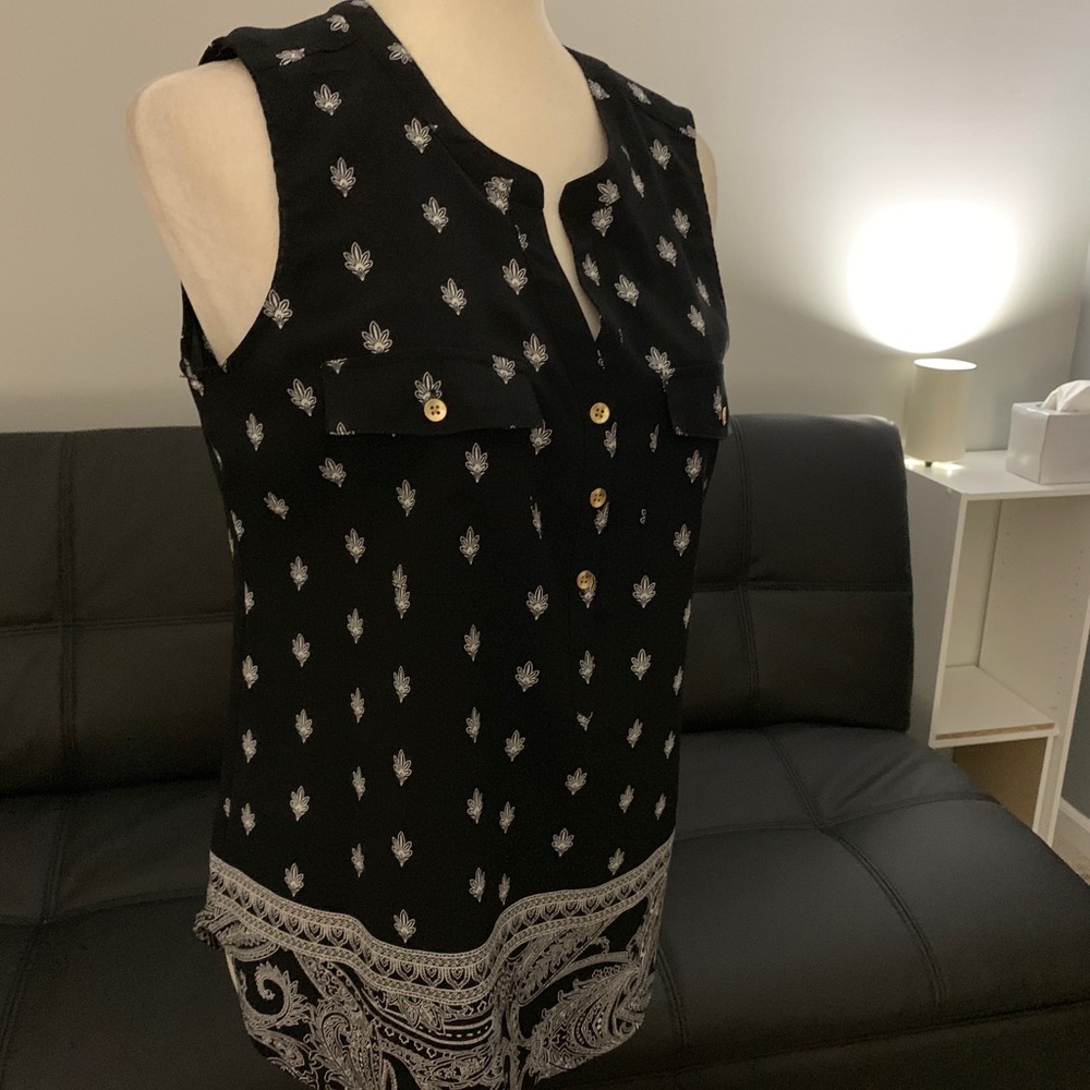 Sleeveless black and white top